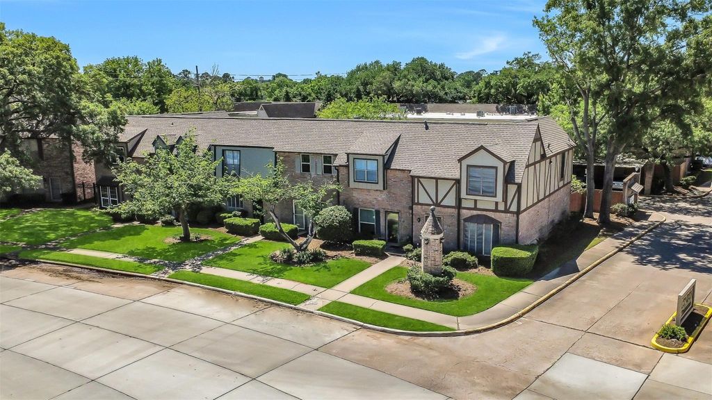 14703 Barryknoll Lane 11, Houston, TX 77079