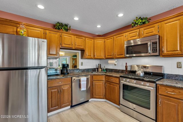 25 Steeple Chase Court, Tinton Falls, NJ 07724