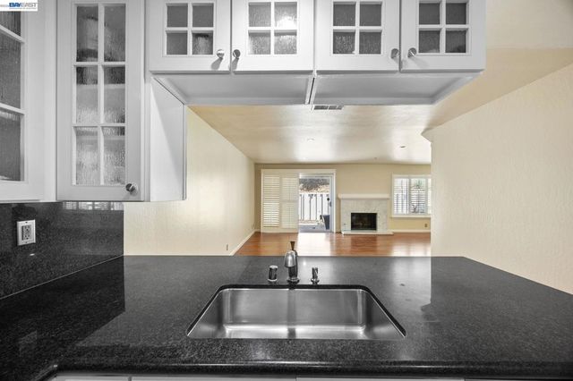 34 Chimney Rock, Oakland, CA 94605