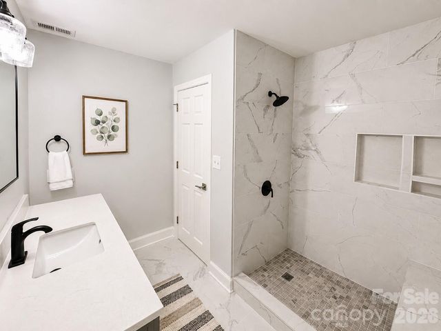 603 29th Avenue NE 213, Hickory, NC 28601