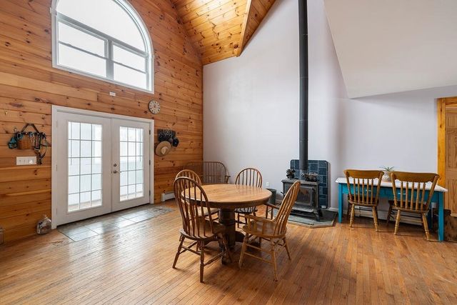 570 County Road, Bradford, NH 03221