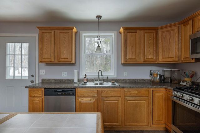 570 County Road, Bradford, NH 03221