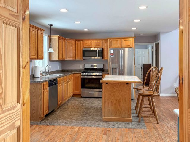 570 County Road, Bradford, NH 03221