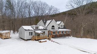 570 County Road, Bradford, NH 03221