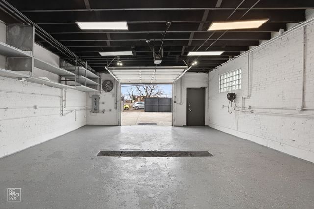 3327 W Columbus Avenue, Chicago, IL 60652