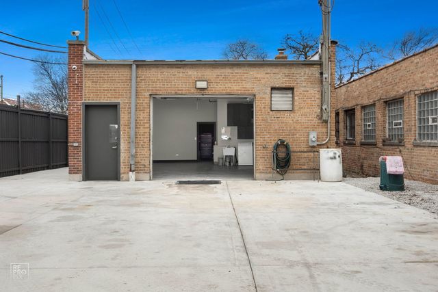 3327 W Columbus Avenue, Chicago, IL 60652