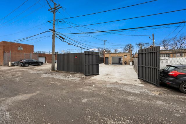 3327 W Columbus Avenue, Chicago, IL 60652