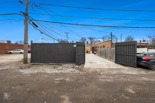 3327 W Columbus Avenue, Chicago, IL 60652