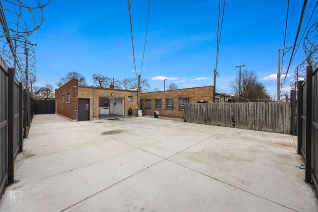 3327 W Columbus Avenue, Chicago, IL 60652
