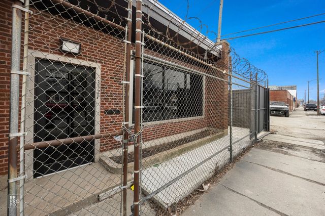 3327 W Columbus Avenue, Chicago, IL 60652