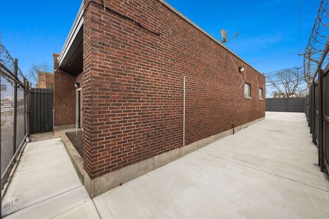 3327 W Columbus Avenue, Chicago, IL 60652