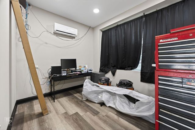 3327 W Columbus Avenue, Chicago, IL 60652