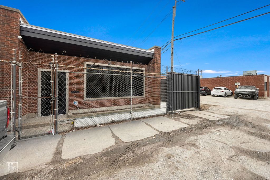 3327 W Columbus Avenue, Chicago, IL 60652
