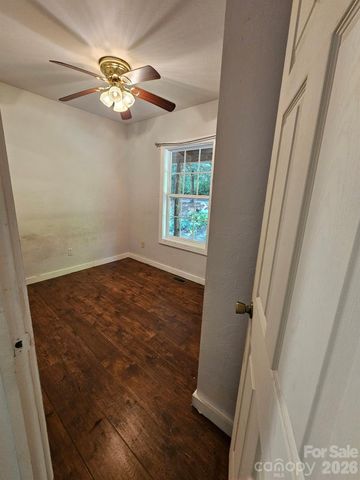 100 Squirrel Lane, Sapphire, NC 28774