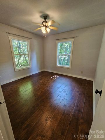 100 Squirrel Lane, Sapphire, NC 28774