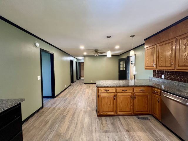 638 N Broadway, Portland, TN 37148