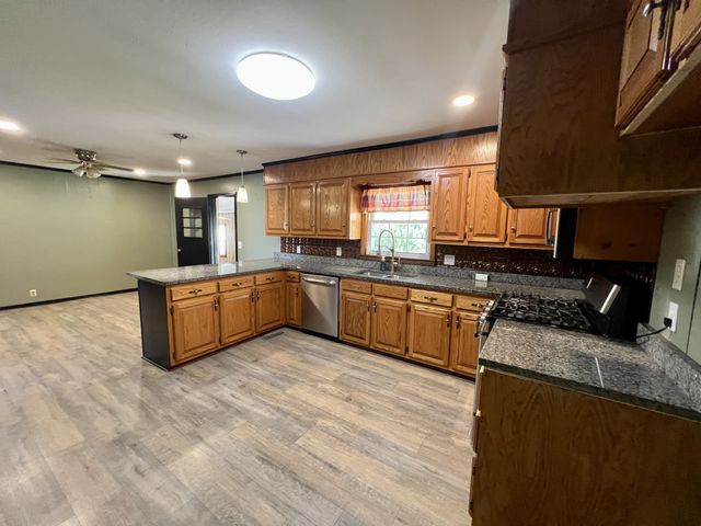 638 N Broadway, Portland, TN 37148