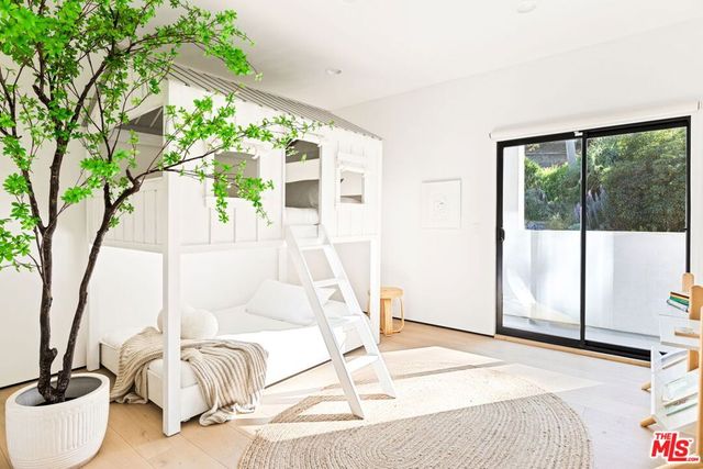 11210 Briarcliff Lane, Los Angeles, CA 91604