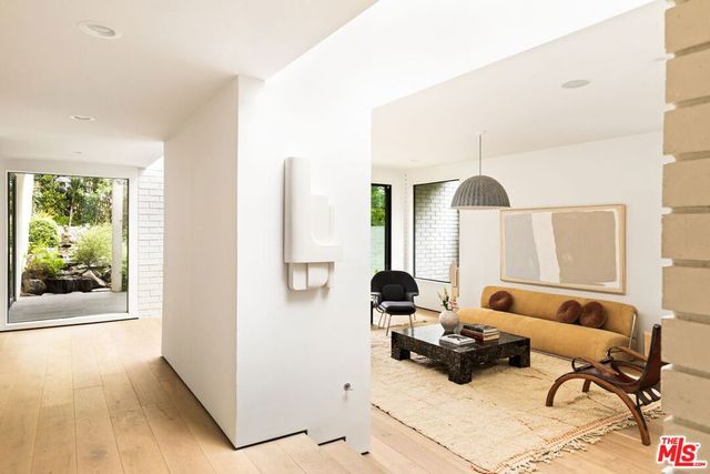 11210 Briarcliff Lane, Los Angeles, CA 91604