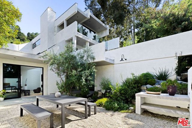 11210 Briarcliff Lane, Los Angeles, CA 91604