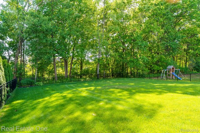 442 Ridgewood Drive S, Brandon Charter Township, MI 48462