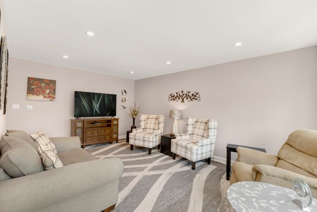 7046 N Franks Avenue, Niles, IL 60714