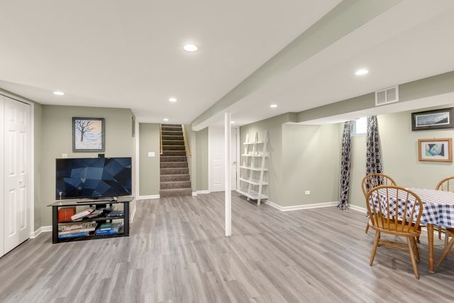 7046 N Franks Avenue, Niles, IL 60714