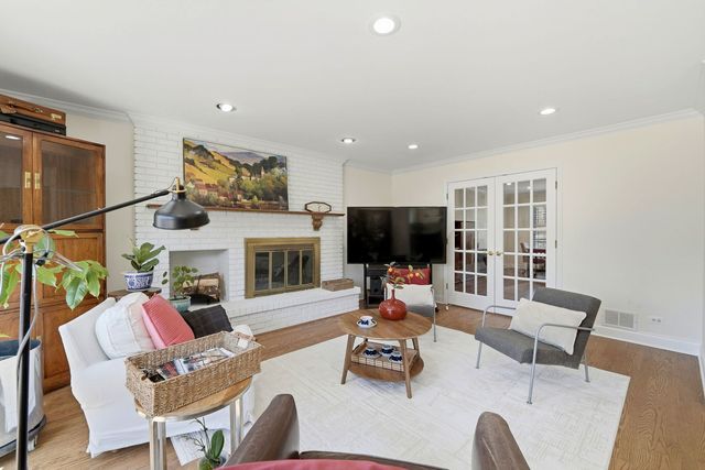 5 Middlebury Lane, Lincolnshire, IL 60069