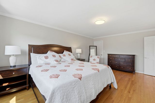 5 Middlebury Lane, Lincolnshire, IL 60069