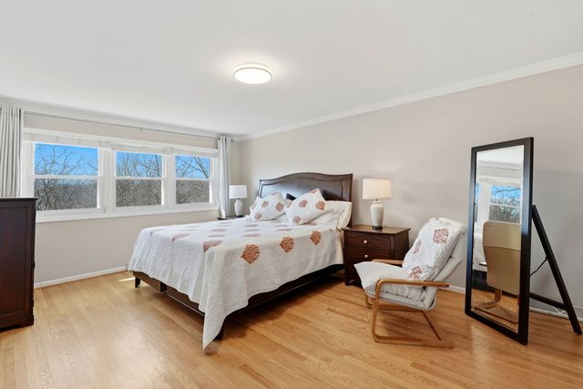 5 Middlebury Lane, Lincolnshire, IL 60069