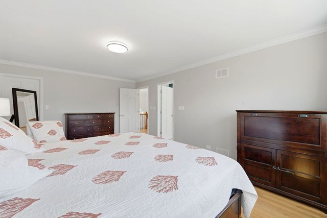 5 Middlebury Lane, Lincolnshire, IL 60069