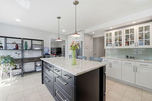 5 Middlebury Lane, Lincolnshire, IL 60069