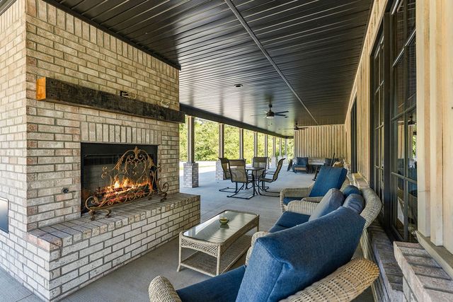 864 Healing Springs Road, Cave Springs, AR 72718