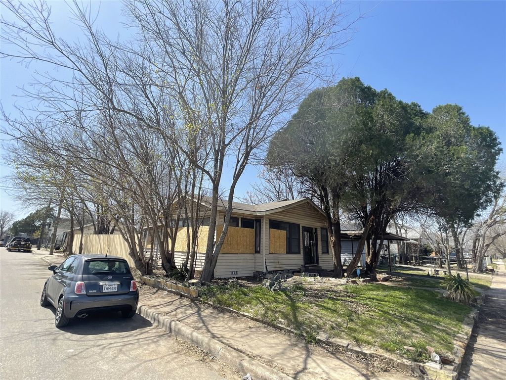 1136 E Leuda Street, Fort Worth, TX 76104