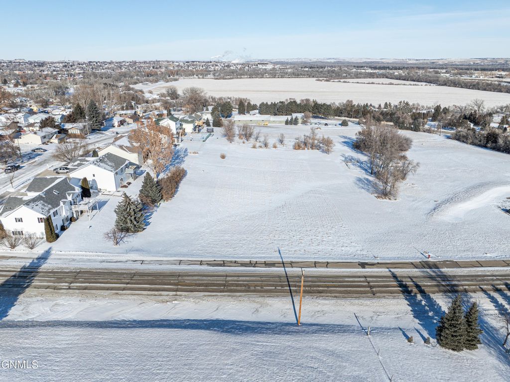 1510 19th Street SE, Mandan, ND 58554 photo 2