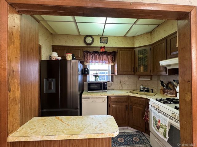 690 E 240th Street, Bronx, NY 10470