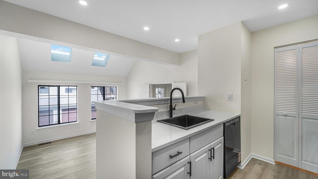 Image 11 of property listing at 1611 CARRIAGE HOUSE TER #1611-DD, Silver Spring, MD 20904