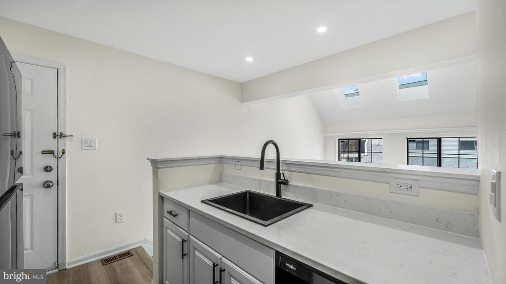 Image 12 of property listing at 1611 CARRIAGE HOUSE TER #1611-DD, Silver Spring, MD 20904