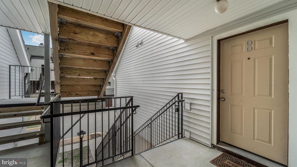 Image 2 of property listing at 1611 CARRIAGE HOUSE TER #1611-DD, Silver Spring, MD 20904