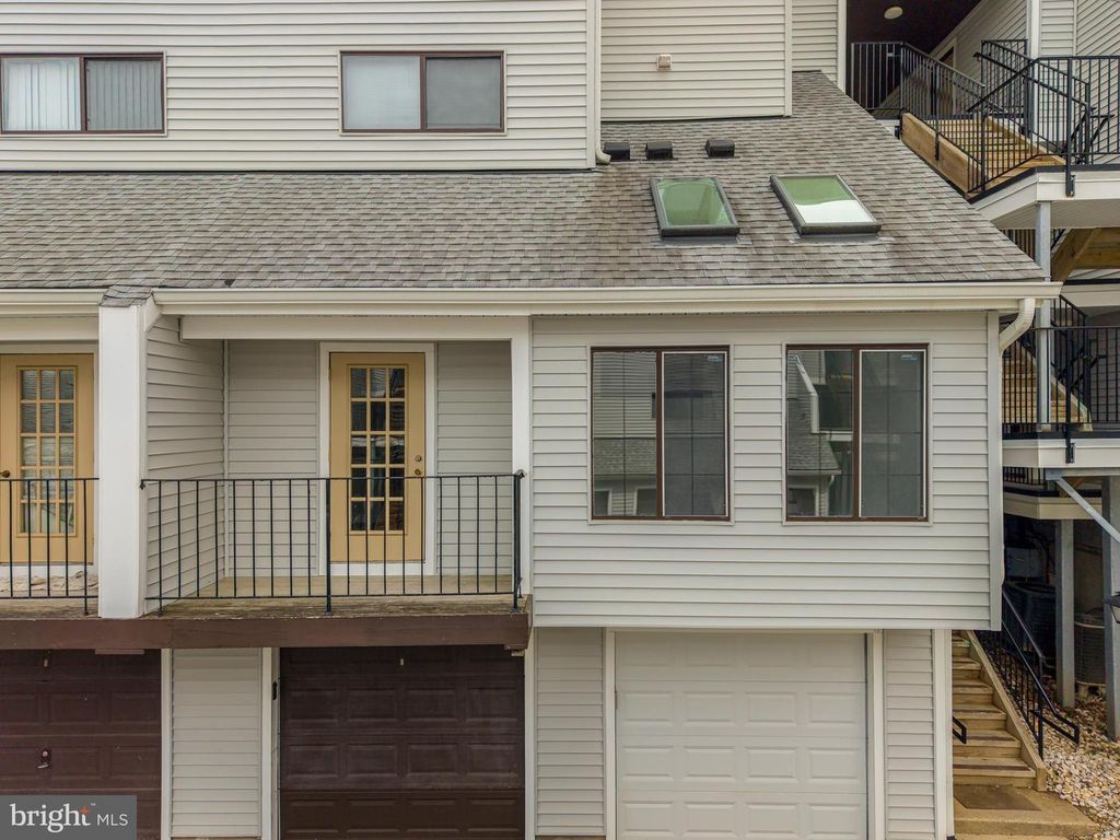 Image 21 of property listing at 1611 CARRIAGE HOUSE TER #1611-DD, Silver Spring, MD 20904