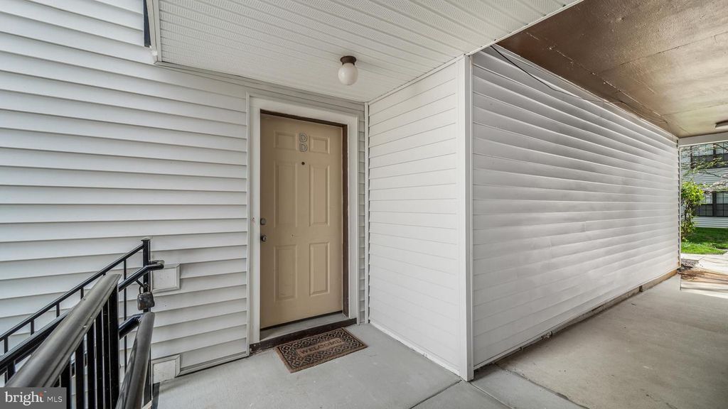 Image 3 of property listing at 1611 CARRIAGE HOUSE TER #1611-DD, Silver Spring, MD 20904