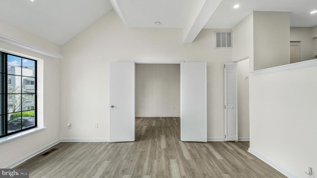 Image 4 of property listing at 1611 CARRIAGE HOUSE TER #1611-DD, Silver Spring, MD 20904