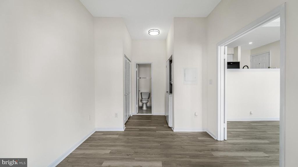 Image 5 of property listing at 1611 CARRIAGE HOUSE TER #1611-DD, Silver Spring, MD 20904