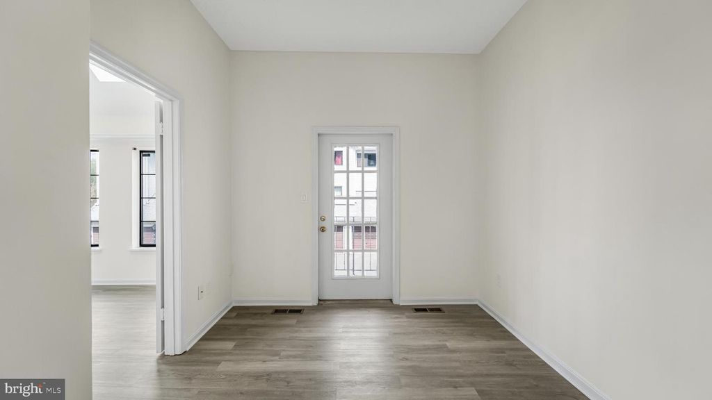 Image 7 of property listing at 1611 CARRIAGE HOUSE TER #1611-DD, Silver Spring, MD 20904