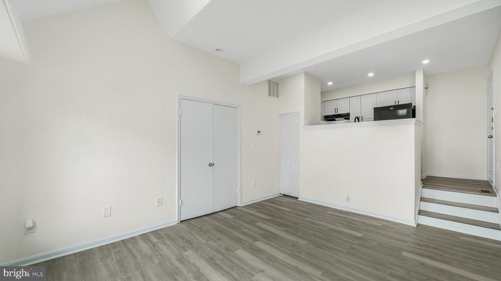 Image 8 of property listing at 1611 CARRIAGE HOUSE TER #1611-DD, Silver Spring, MD 20904