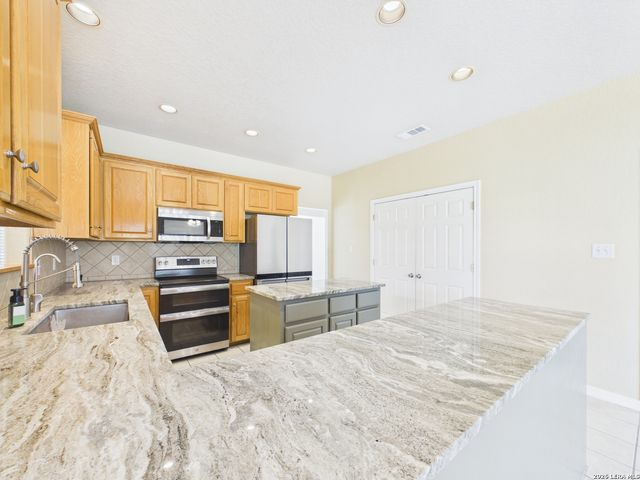 108 DEER RDG, La Vernia, TX 78121