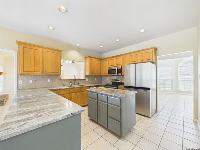108 DEER RDG, La Vernia, TX 78121