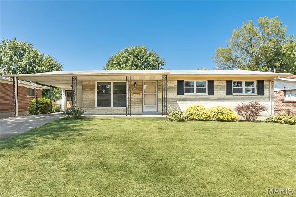 25 Hammes Drive, Florissant, MO 63031