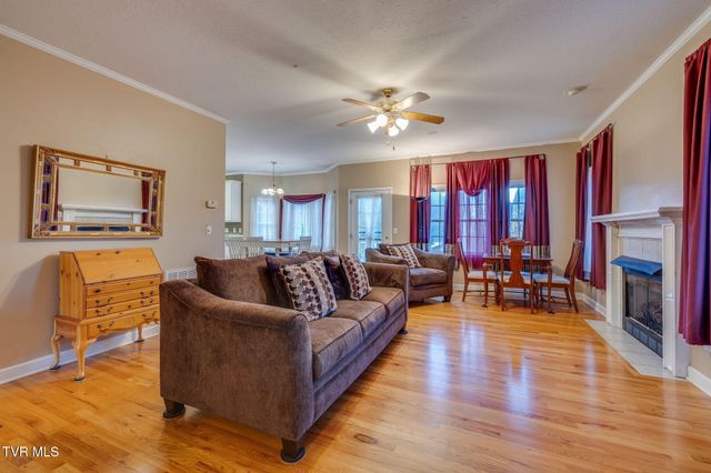 1402 Lake Ridge Square, Johnson City, TN 37601