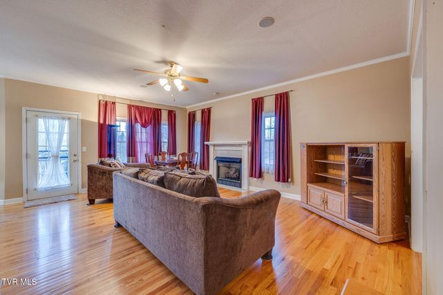 1402 Lake Ridge Square, Johnson City, TN 37601